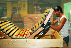 Photo d'un menuisier de Vosges Literie en train de préparer un sommier TPR électrique